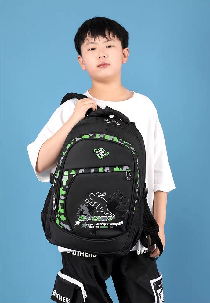 Enhance your child's school days with our versatile green kids school shoulder bag, suitable for boys and girls. Explore the convenience and style of a model designed to elevate organization and comfort. Get ready to transform your child's daily routine.
